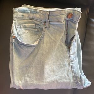 HI everyone!! I’m selling a pair of rip forever 21 jeans. They fit any style:)